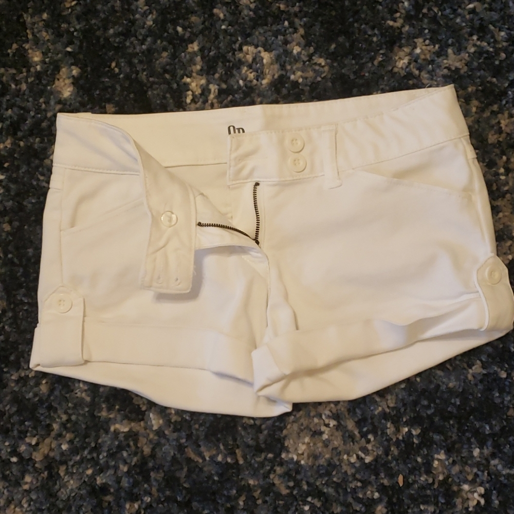Super cute white shorts fits like a 7 stretchy